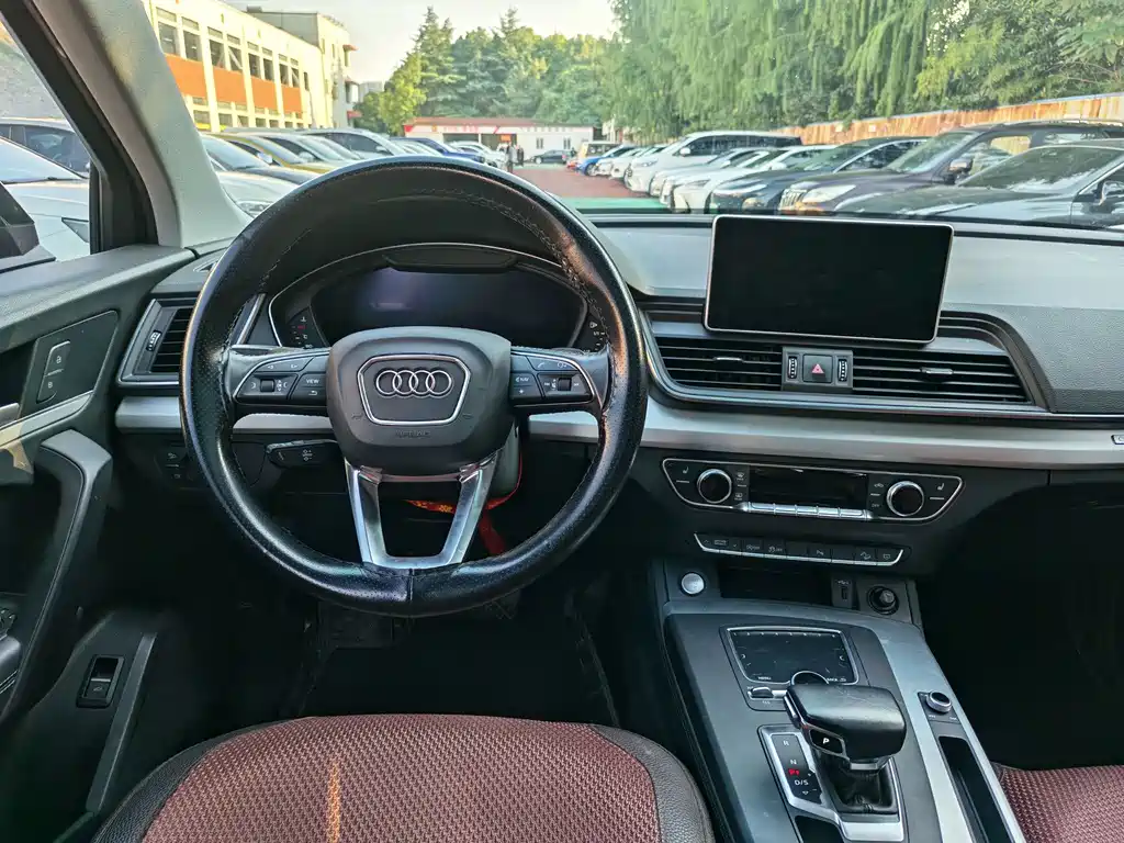 Audi Q5L — фото 10