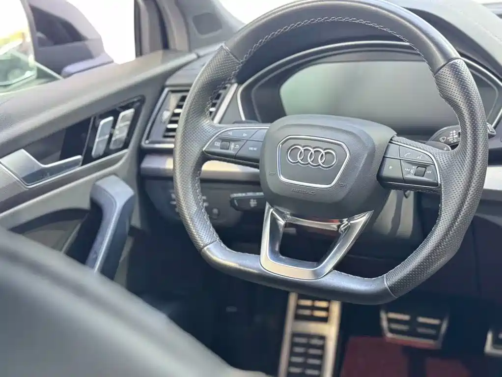 Audi Q5L — фото 11