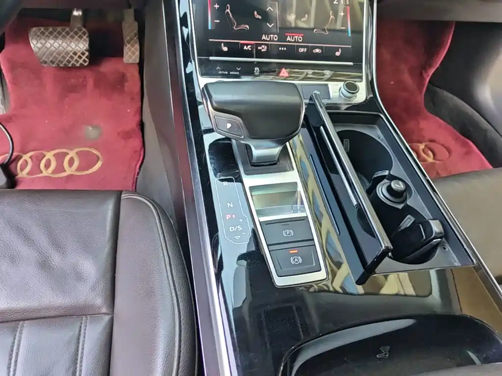 Audi A8 — фото 14