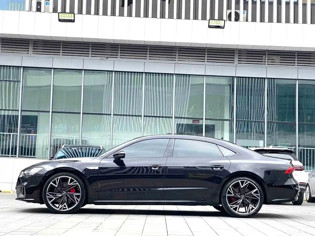 Audi A7L — фото 7