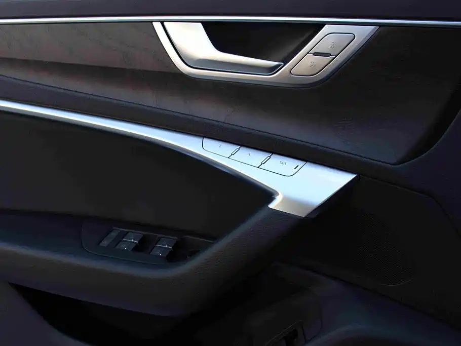 Audi A6L — фото 11