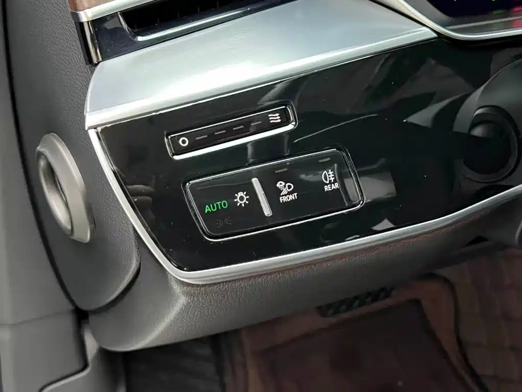 Audi A8 — фото 7