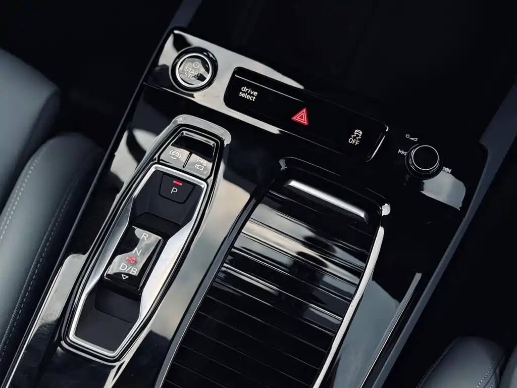 Audi Q6L Sportback e-tron — фото 10