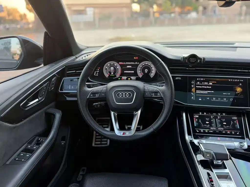 Audi Q8 — фото 7