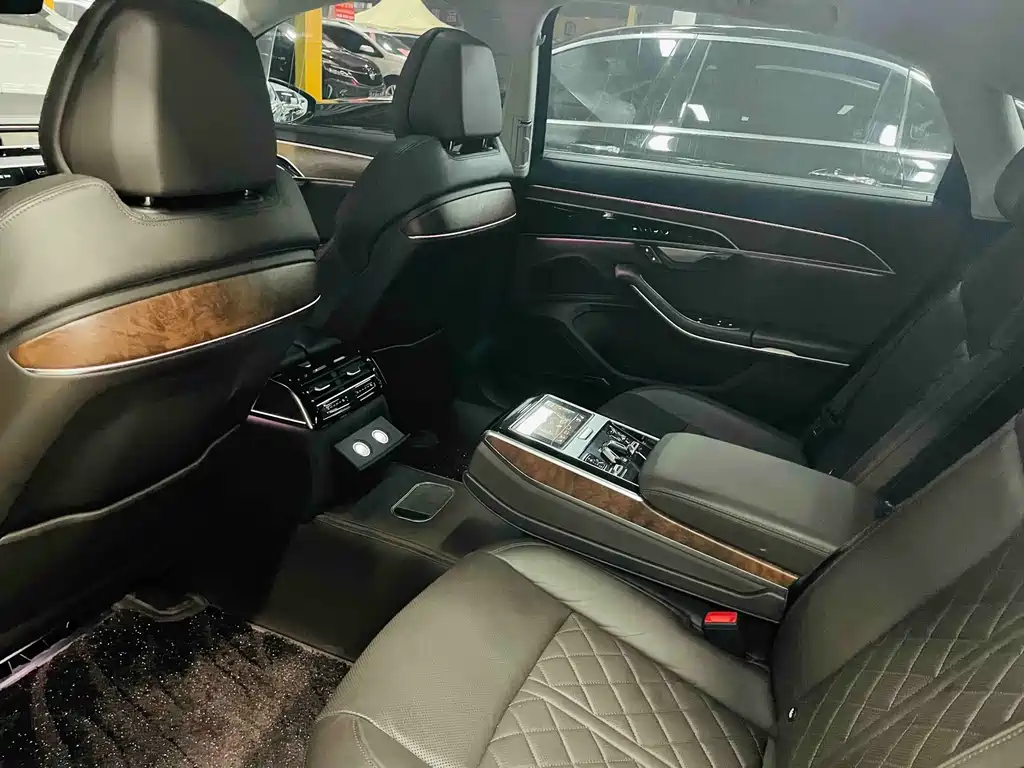Audi A8 — фото 13