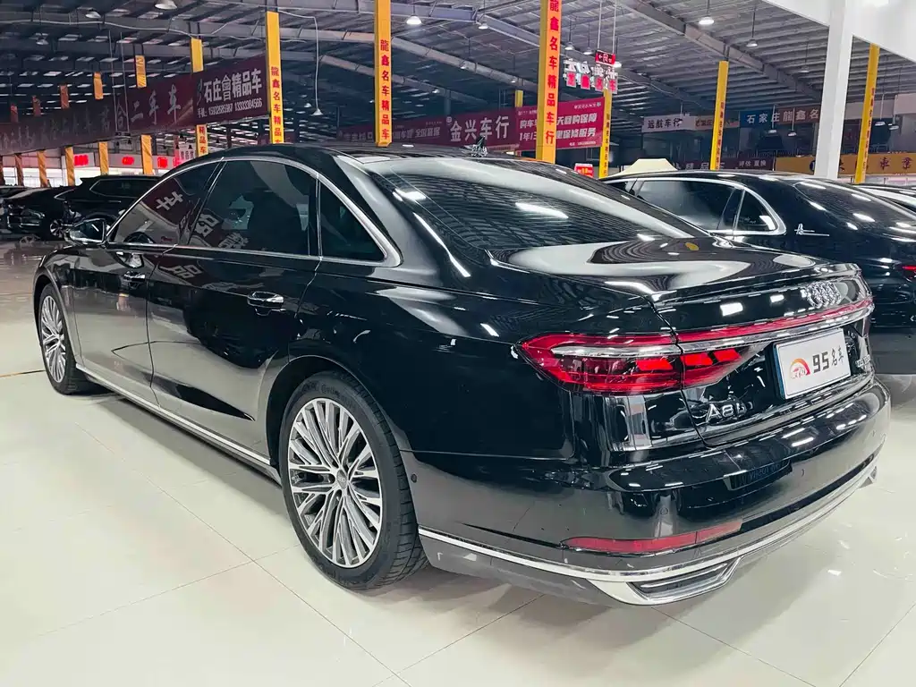 Audi A8 — фото 6