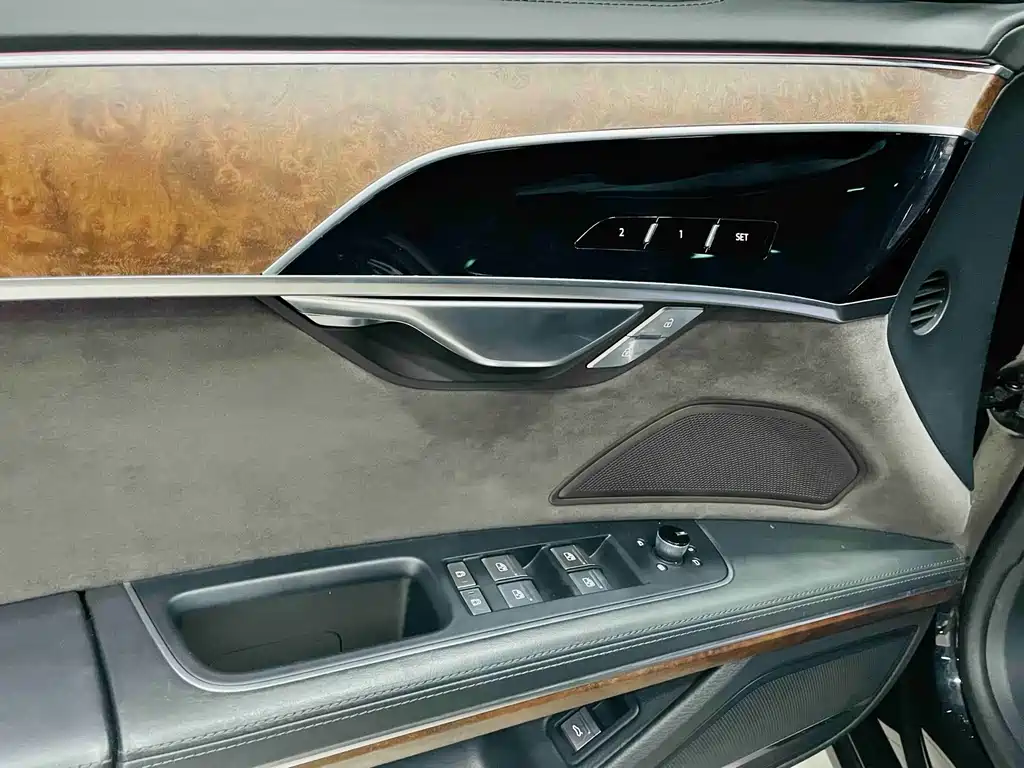Audi A8 — фото 9