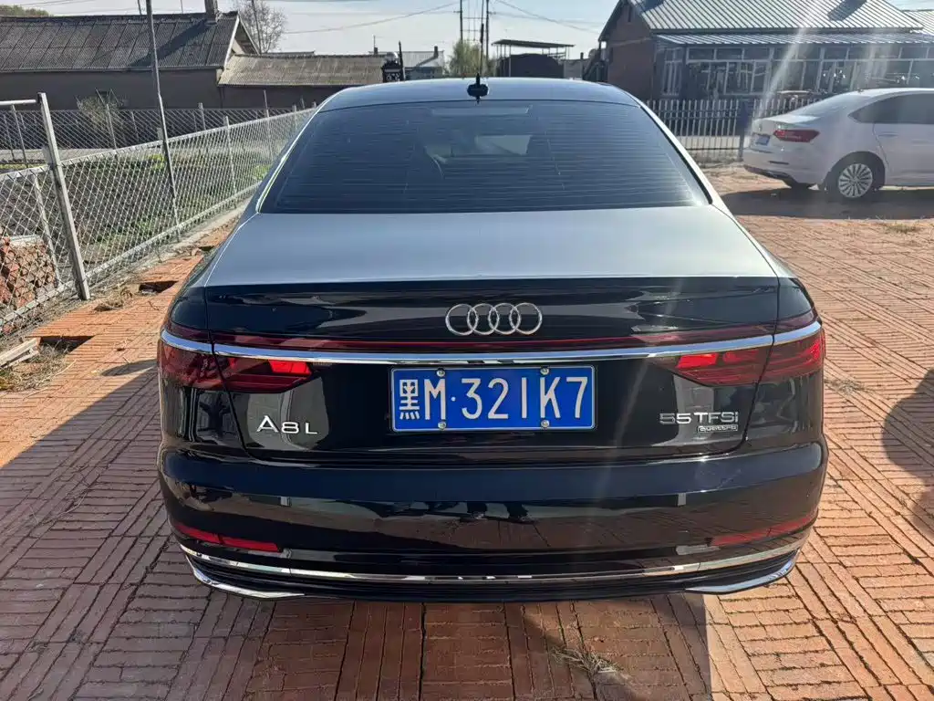 Audi A8 — фото 7