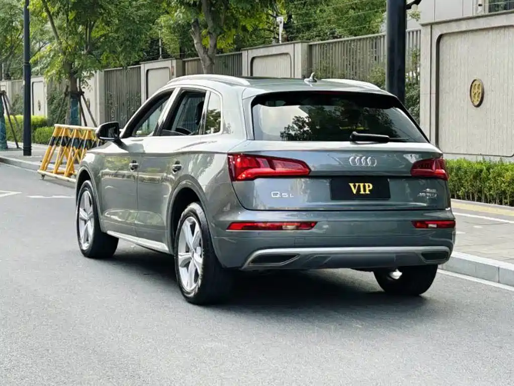 Audi Q5L — фото 15