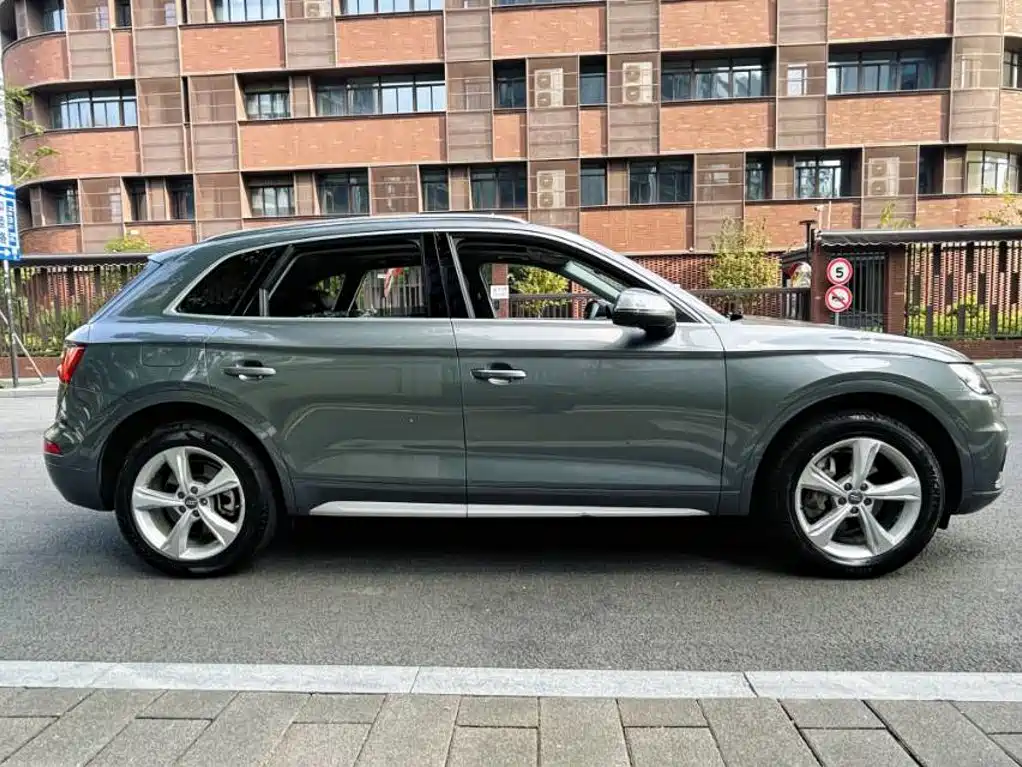 Audi Q5L — фото 17