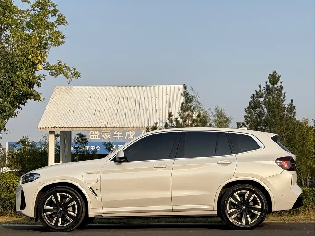 BMW iX3 — фото 2
