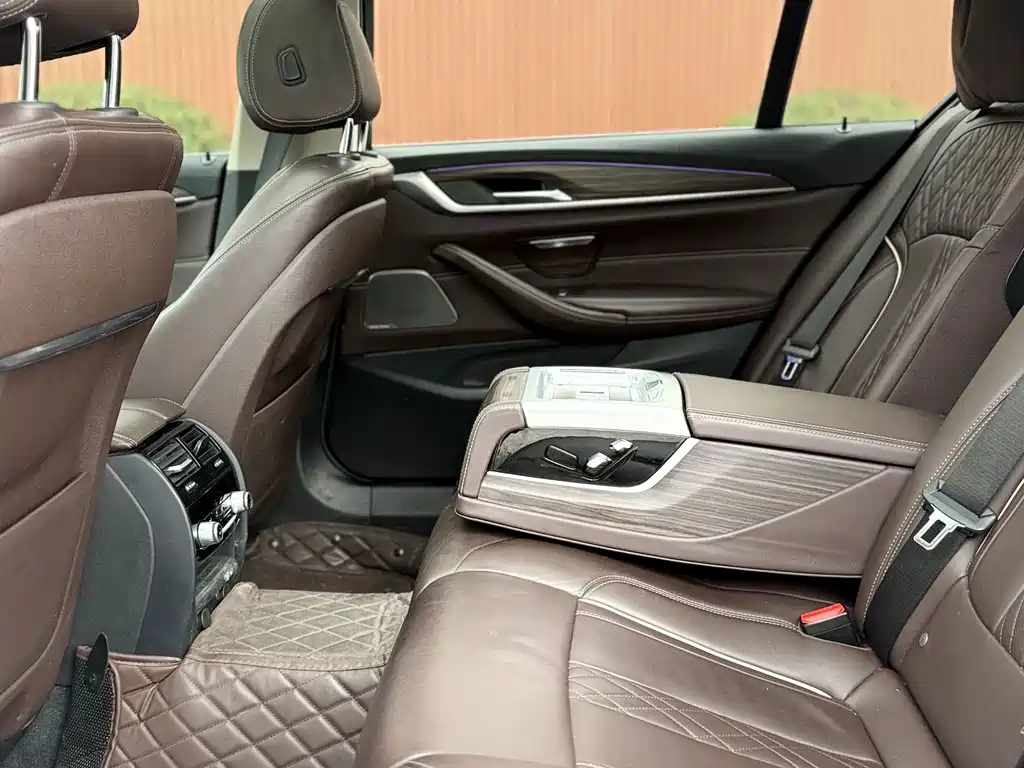BMW 5 Series — фото 14