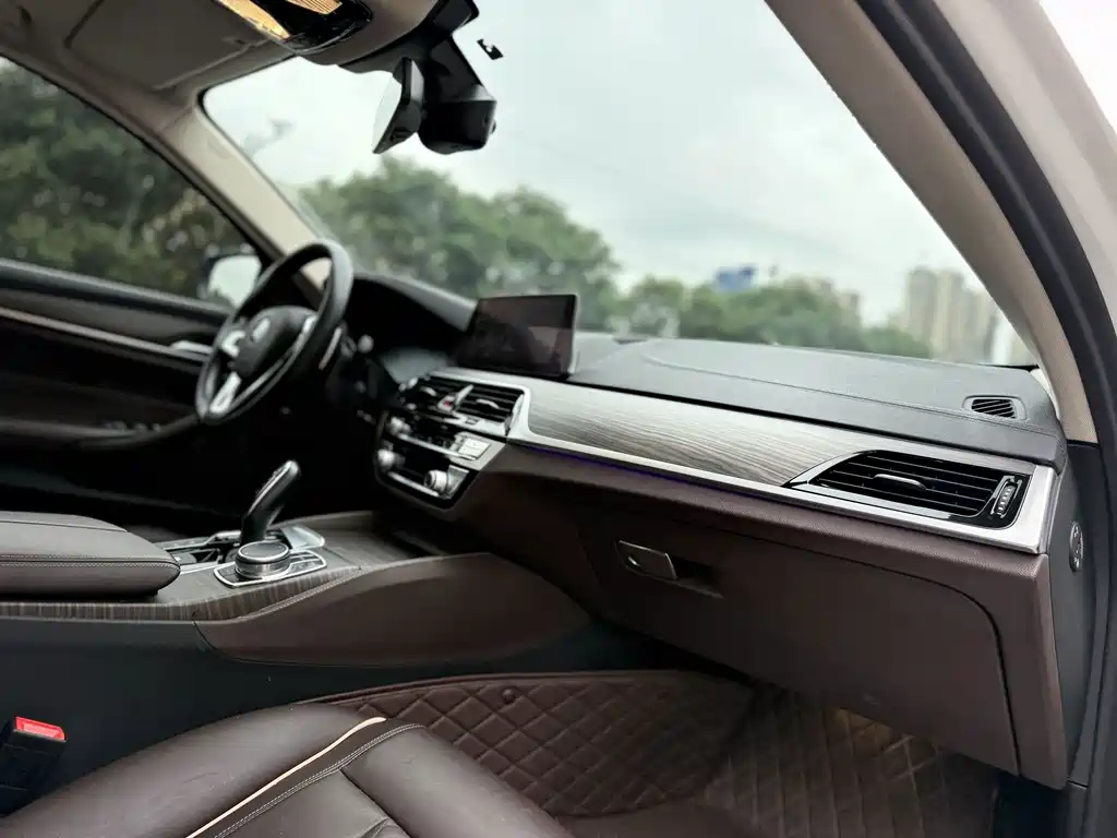 BMW 5 Series — фото 19