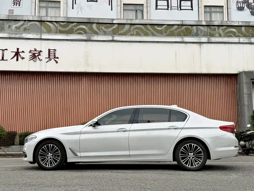 BMW 5 Series — фото 5