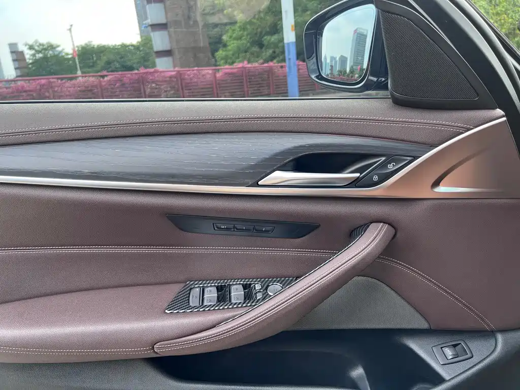 BMW 5 Series — фото 14