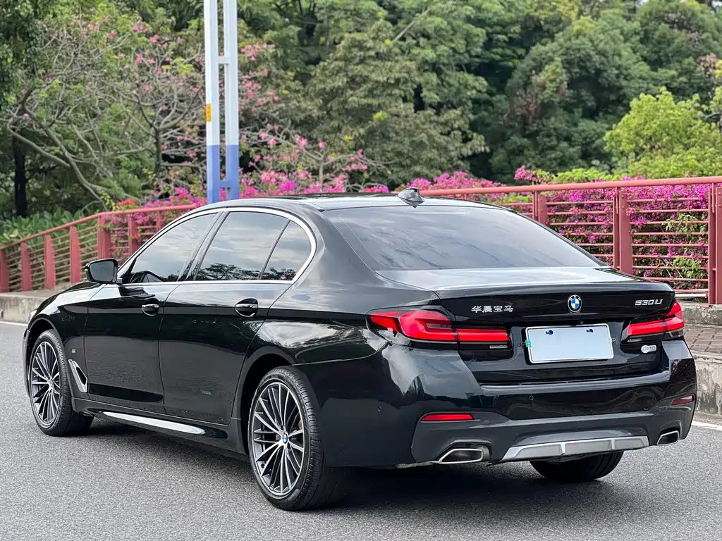 BMW 5 Series — фото 17