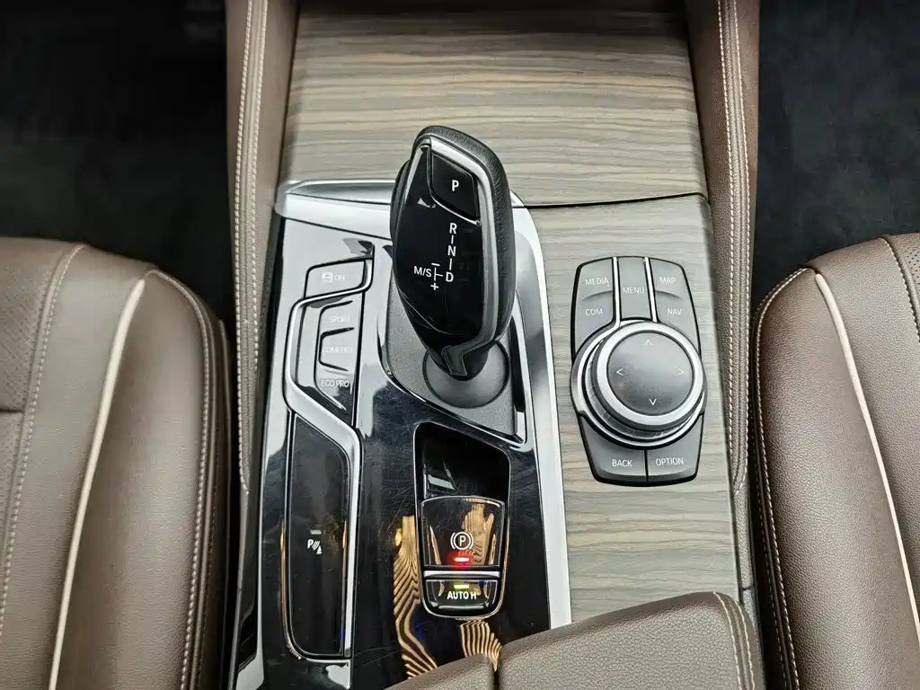 BMW 5 Series — фото 13