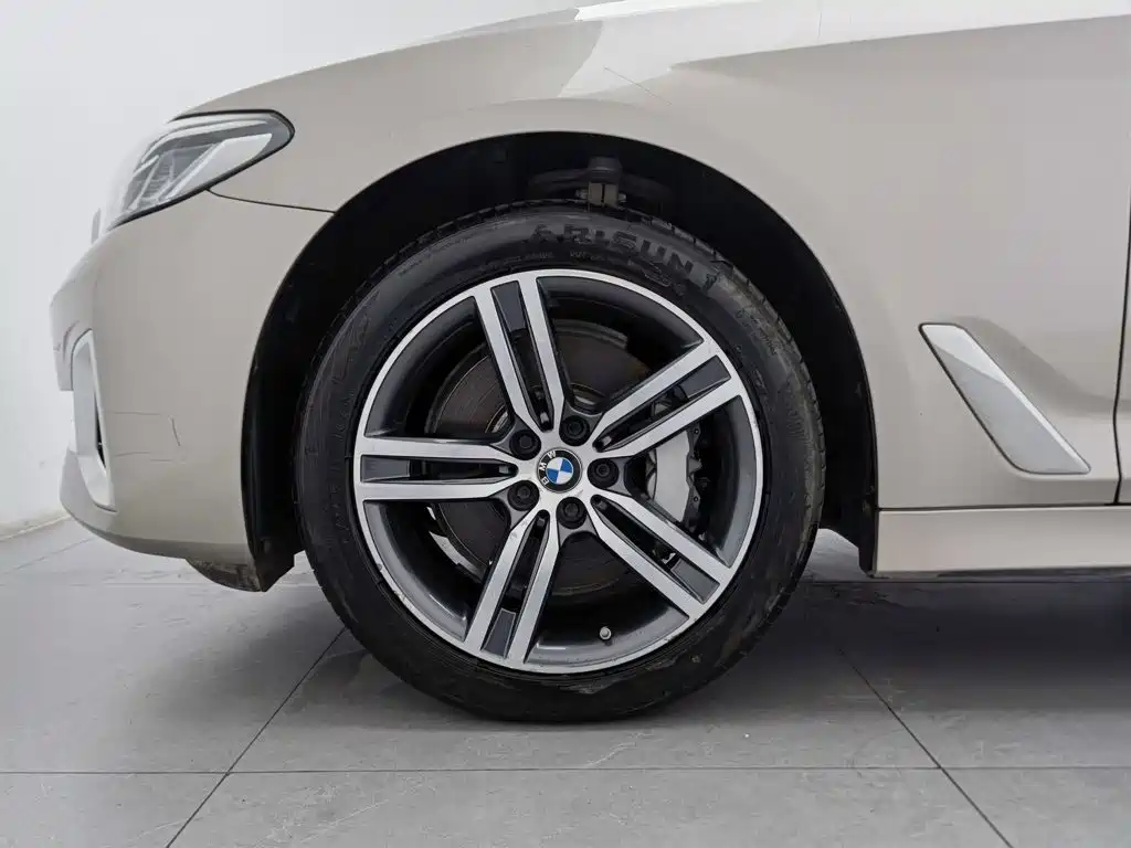 BMW 5 Series — фото 17
