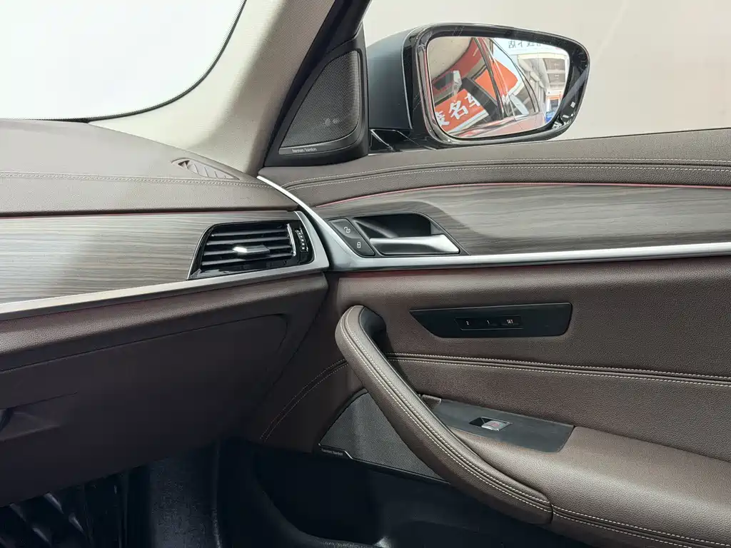 BMW 5 Series — фото 14