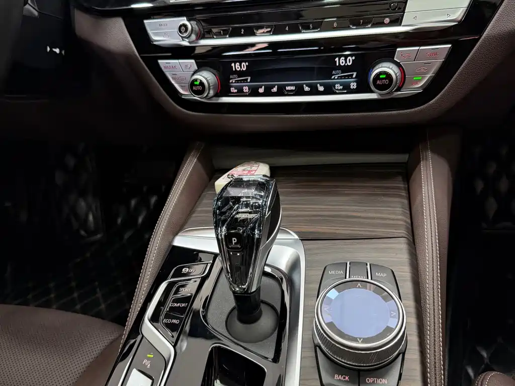 BMW 5 Series — фото 15