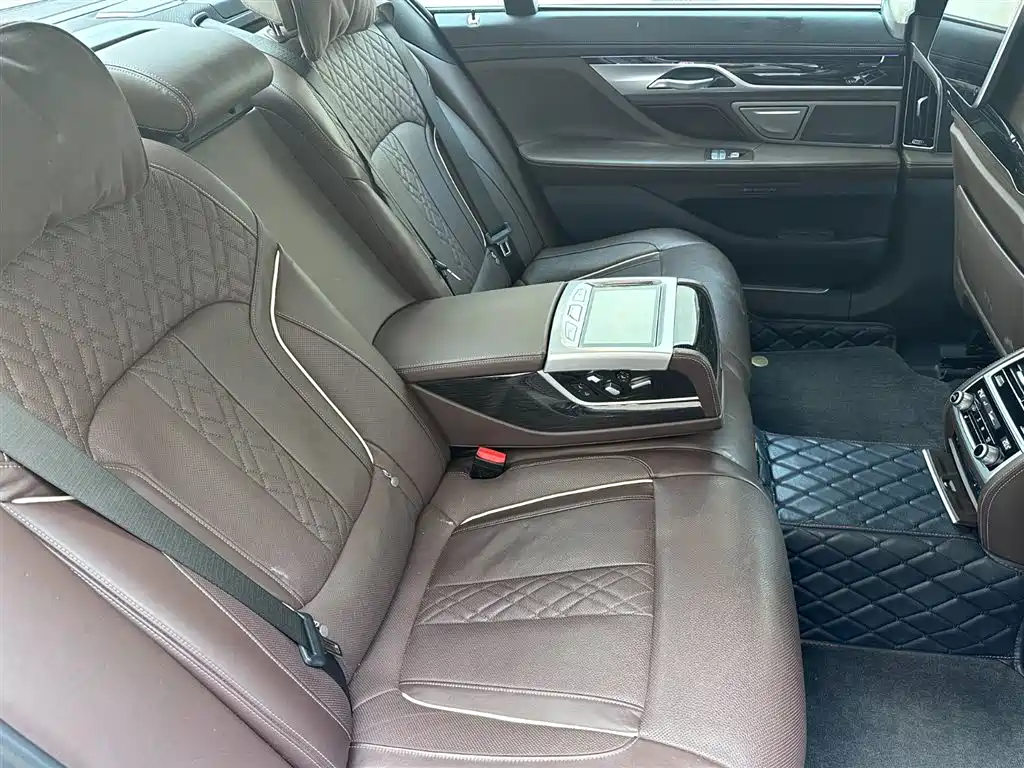 BMW 7 Series — фото 10