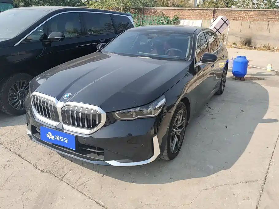 BMW 5 Series — фото 1