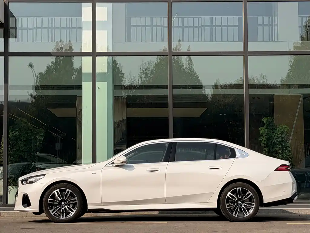 BMW 5 Series — фото 2
