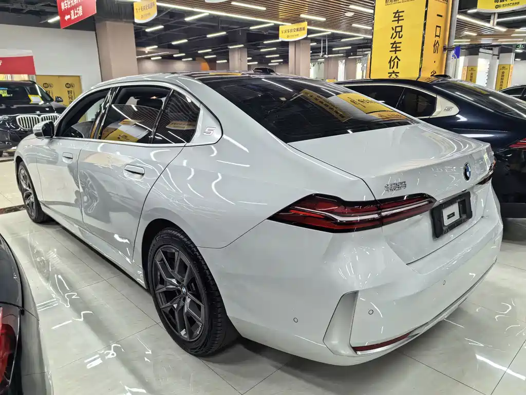 BMW 5 Series — фото 15