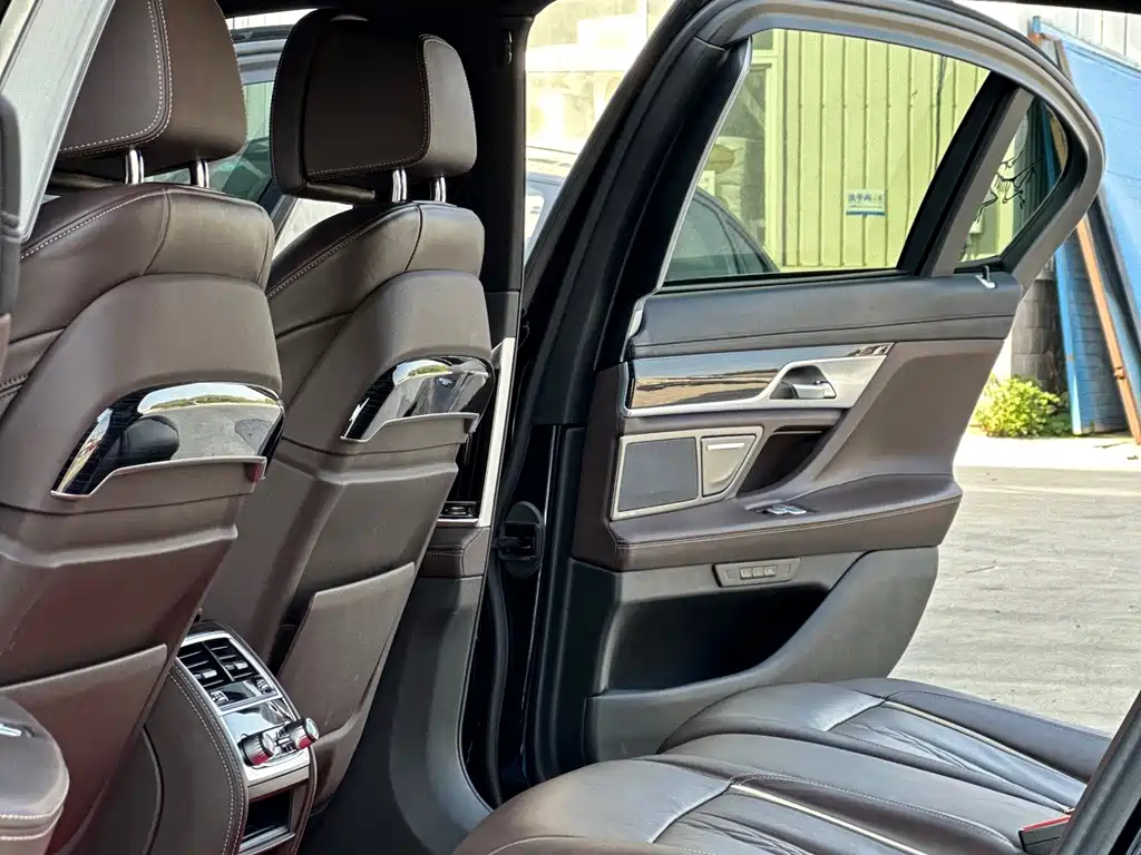 BMW 7 Series — фото 10