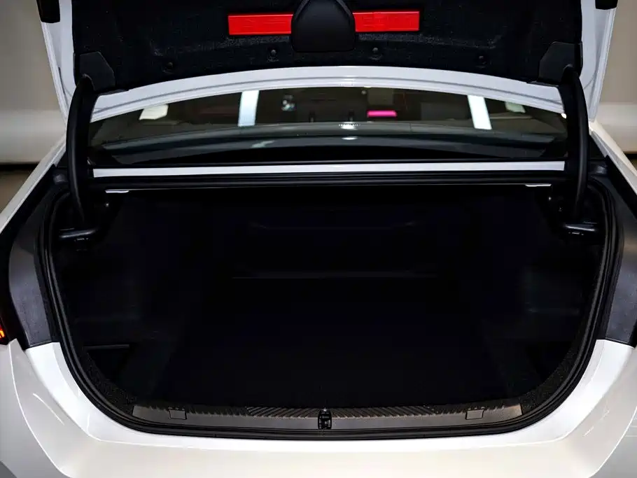 BMW 5 Series — фото 14