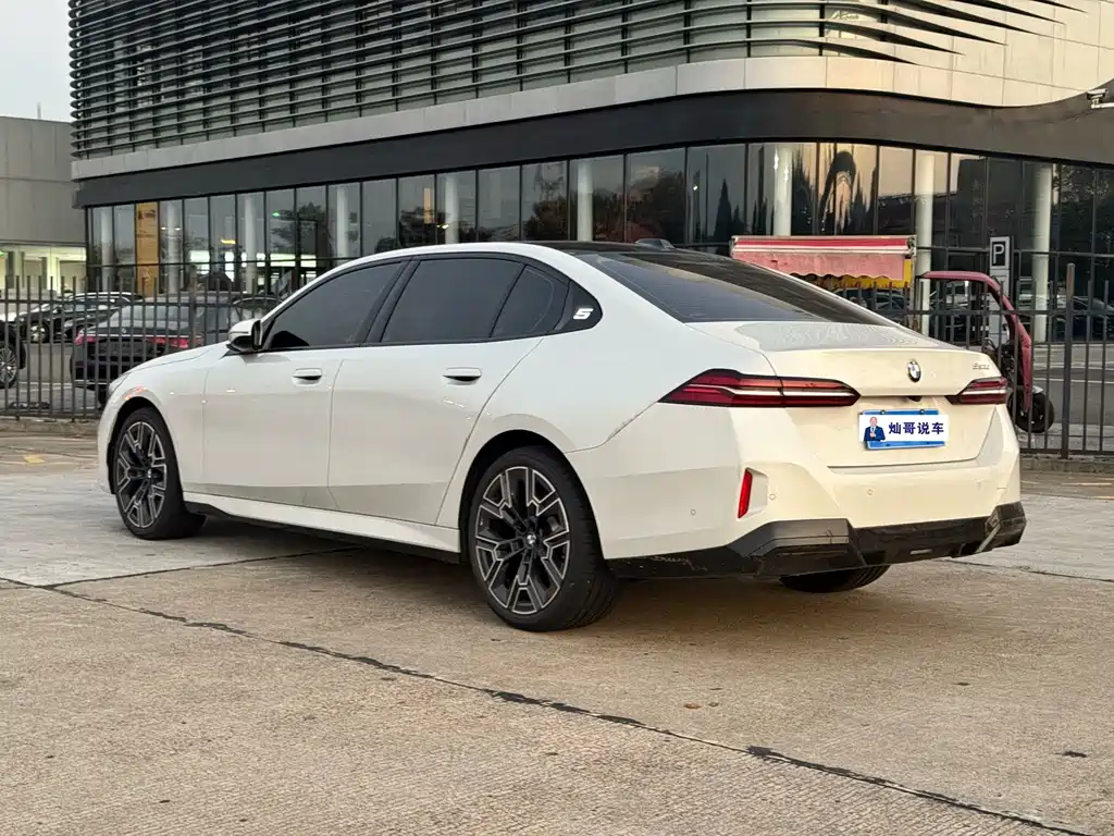 BMW 5 Series — фото 14