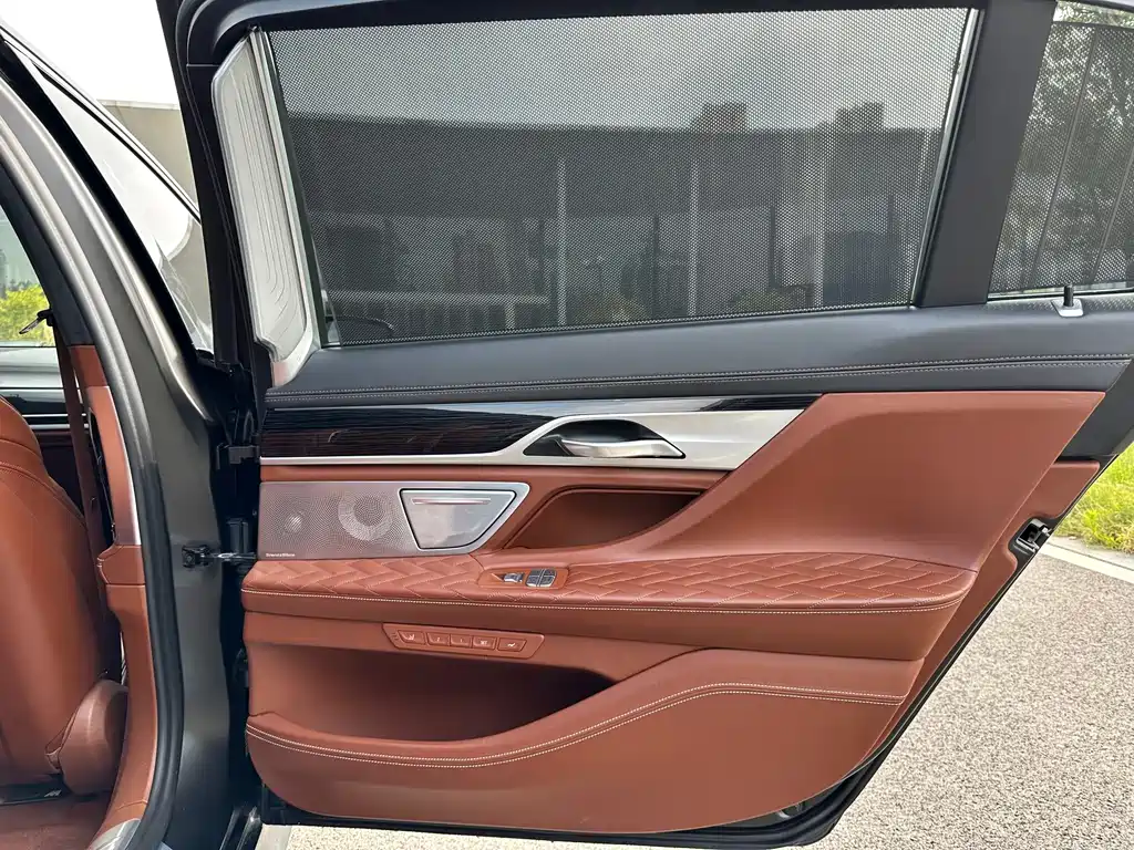 BMW 7 Series — фото 10