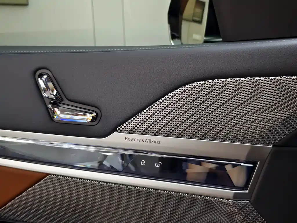 BMW 7 Series — фото 14