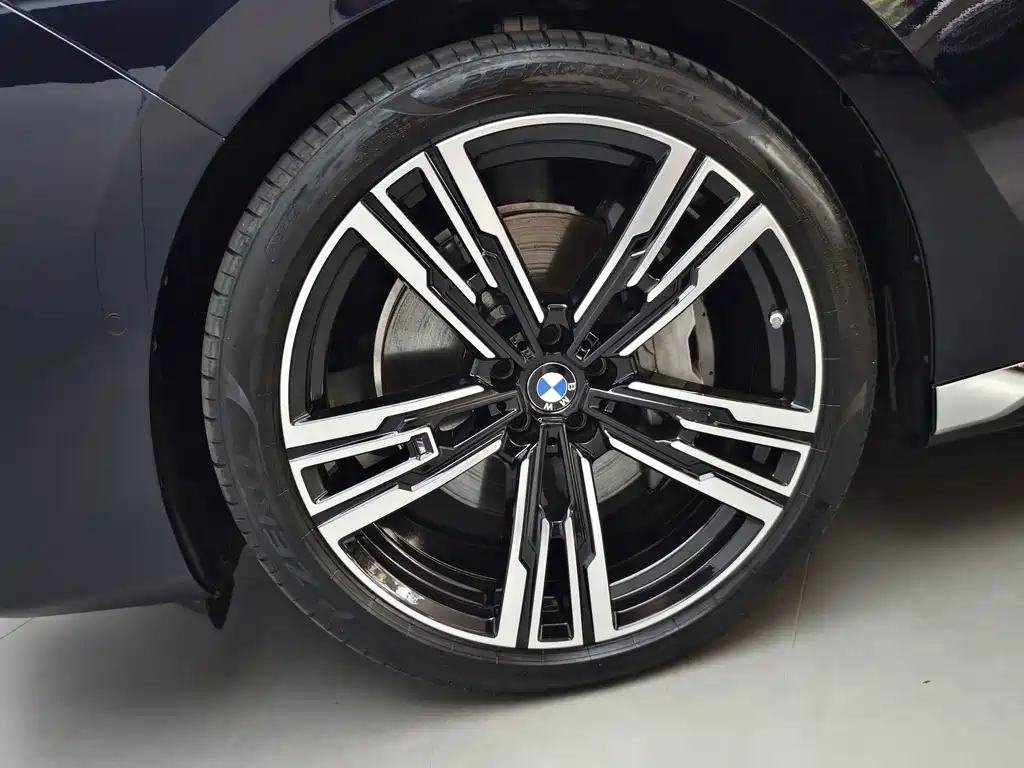 BMW 7 Series — фото 18