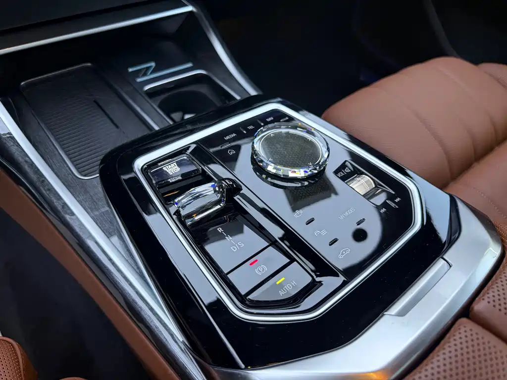 BMW 7 Series — фото 13