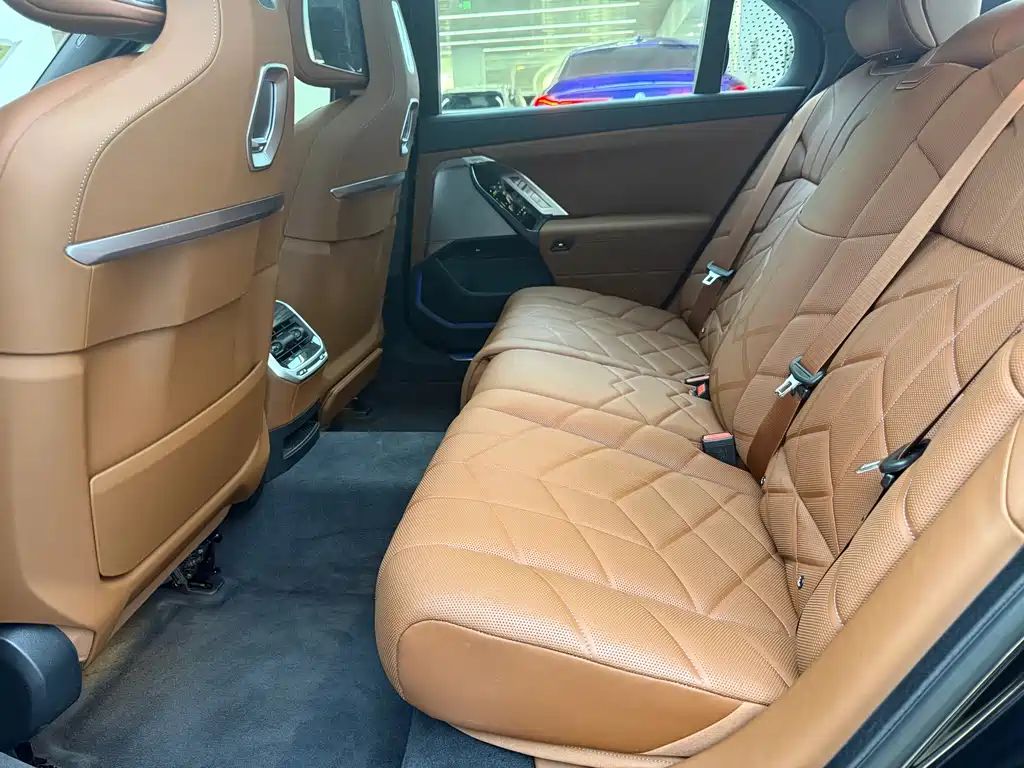 BMW 7 Series — фото 15
