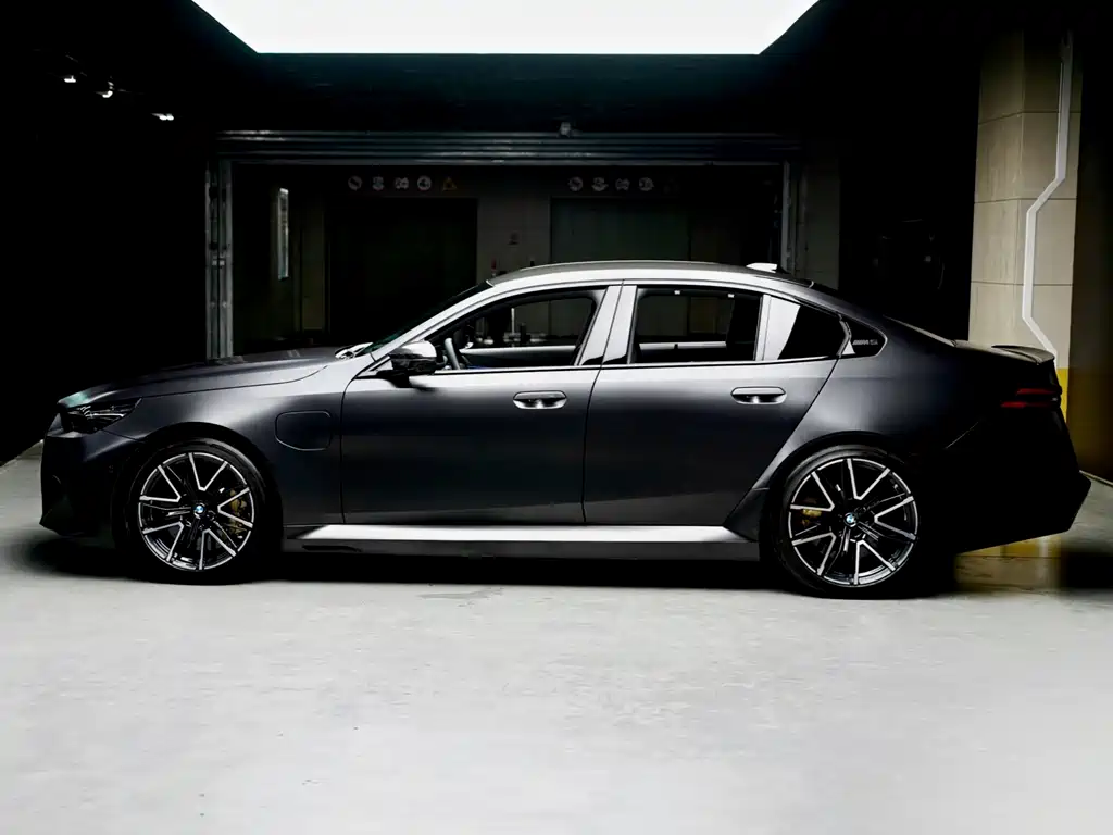 BMW M5 New Energy — фото 3