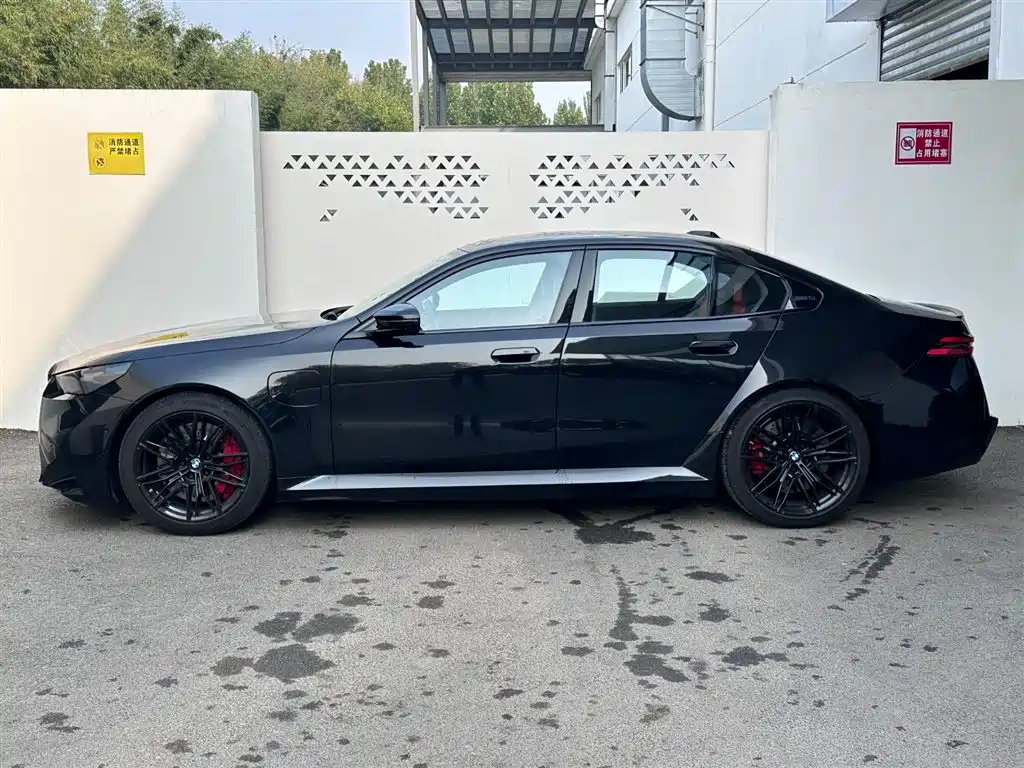 BMW M5 New Energy — фото 3