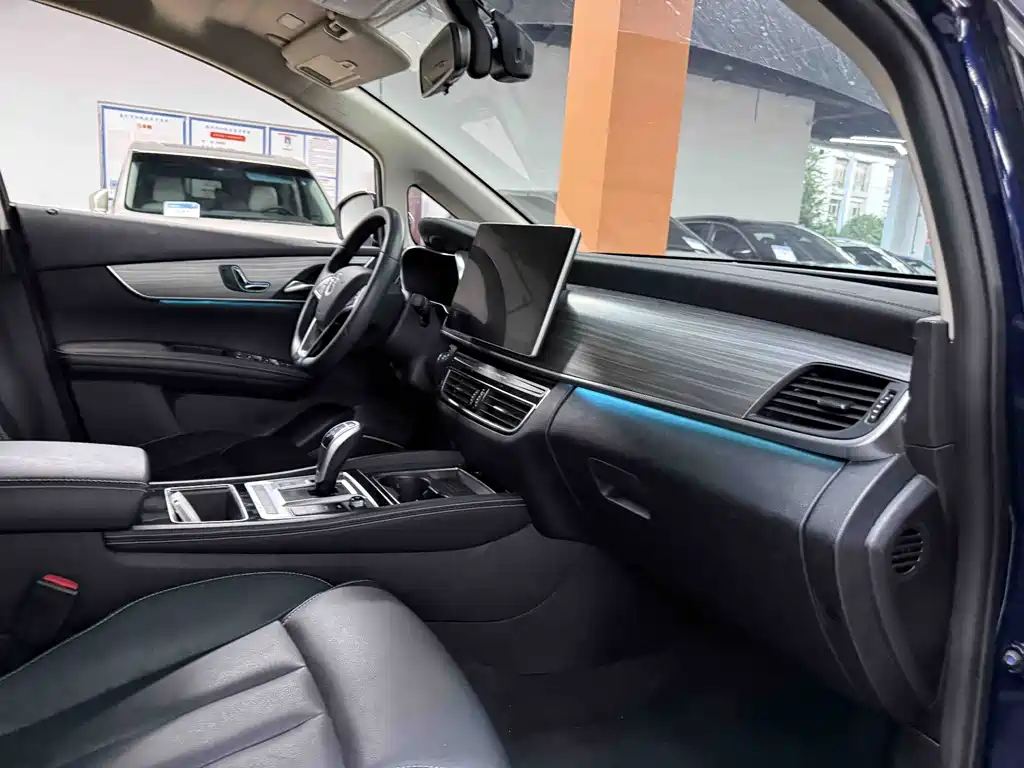 BYD MAX New Energy — фото 2