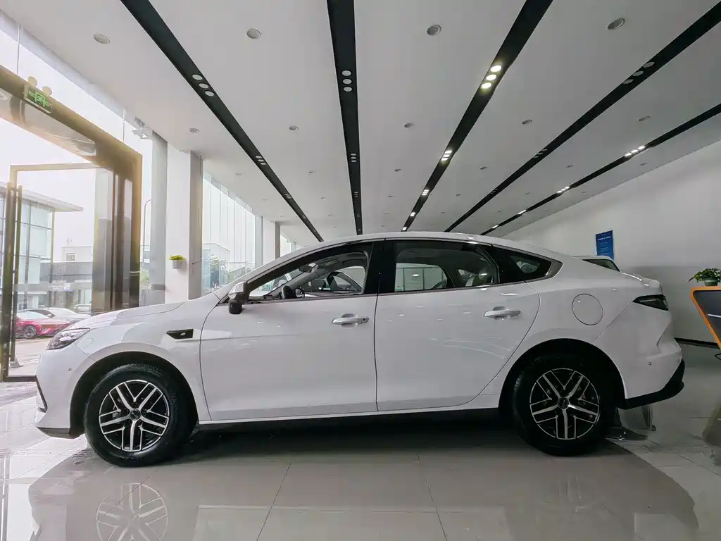 BYD Seal 05 DM-i — фото 10