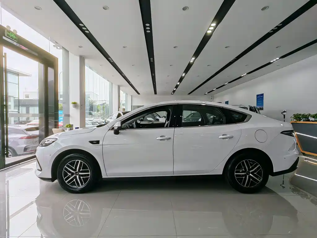 BYD Seal 05 DM-i — фото 13