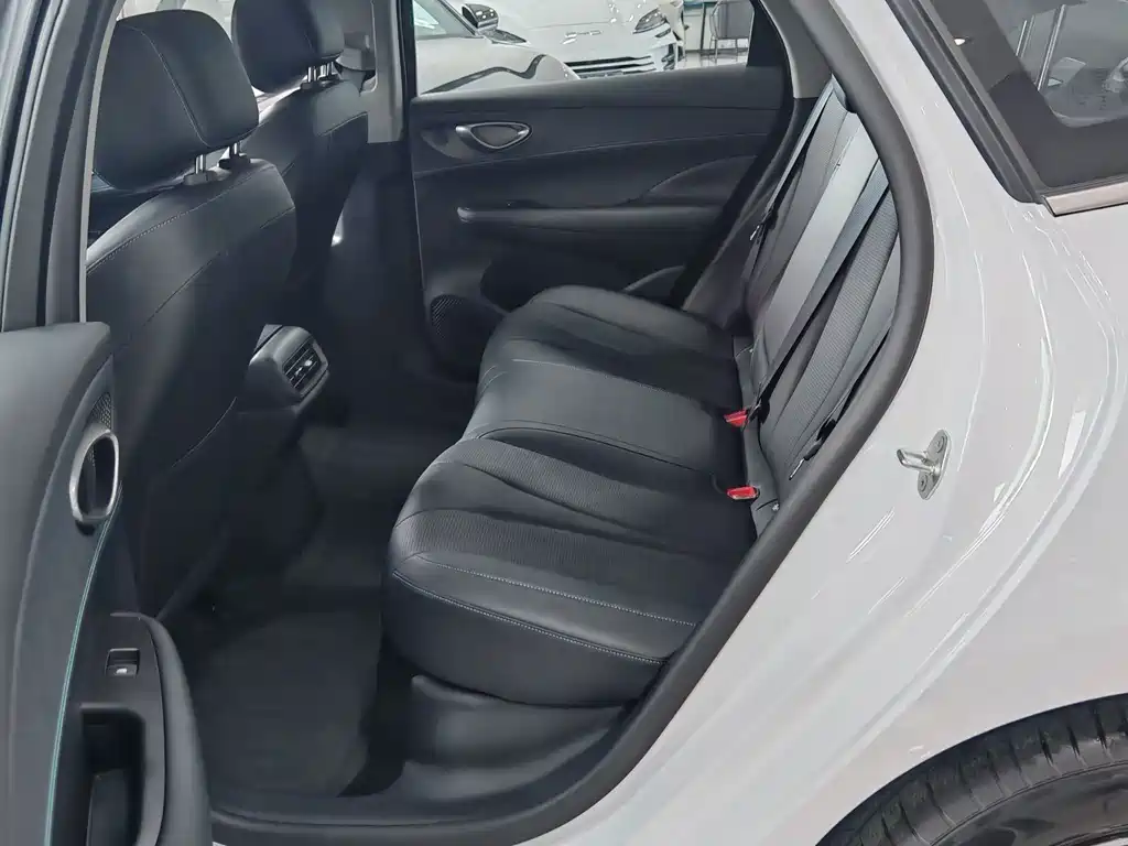 BYD Seal 05 DM-i — фото 10