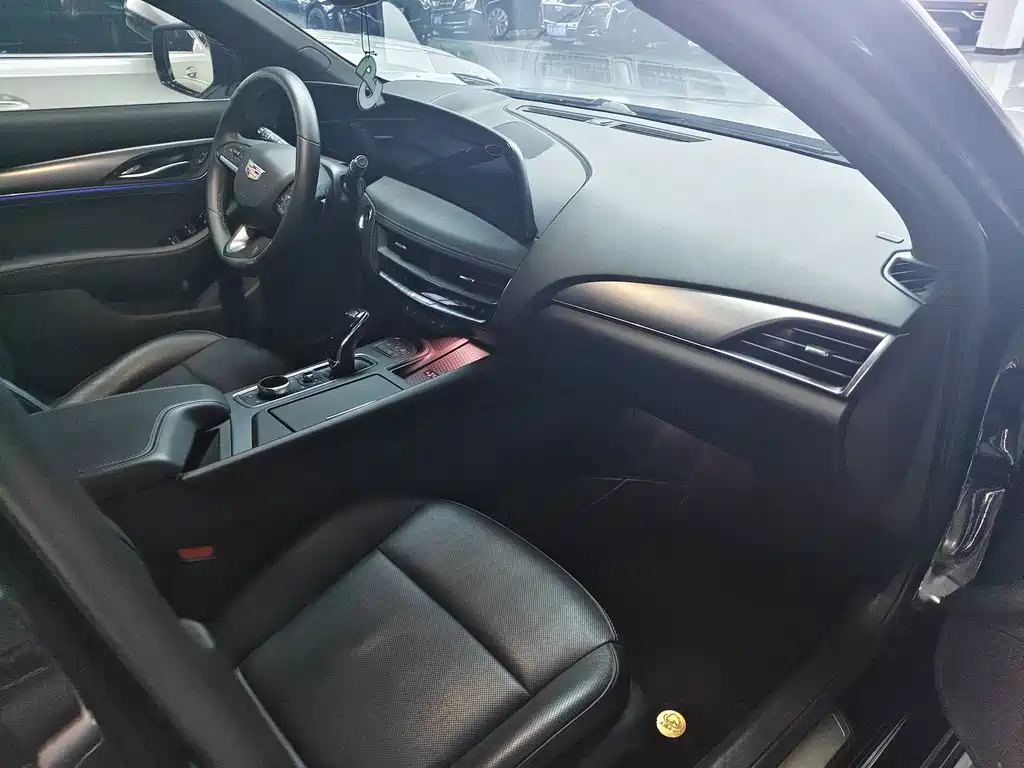 Cadillac CT5 — фото 20