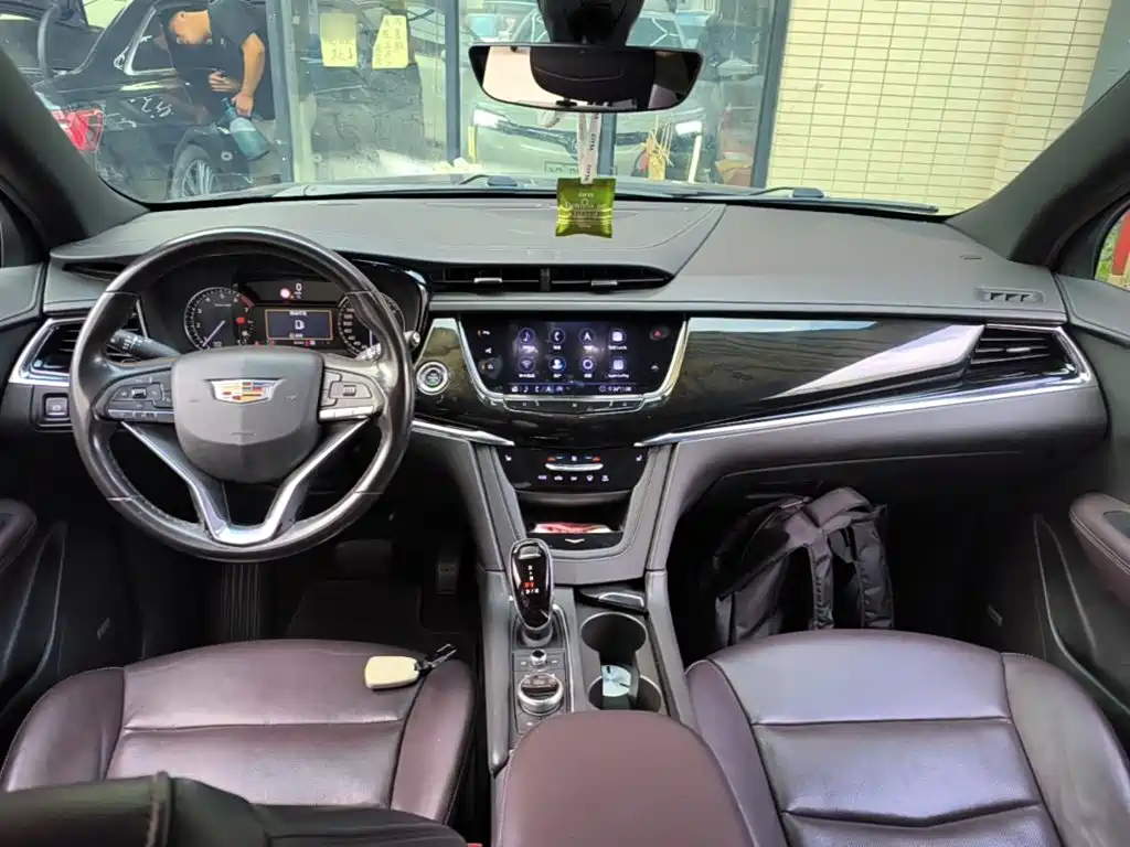 Cadillac XT6 — фото 10