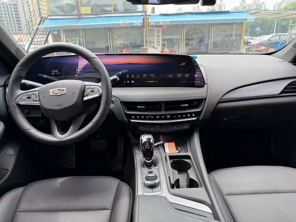 Cadillac CT5 — фото 8