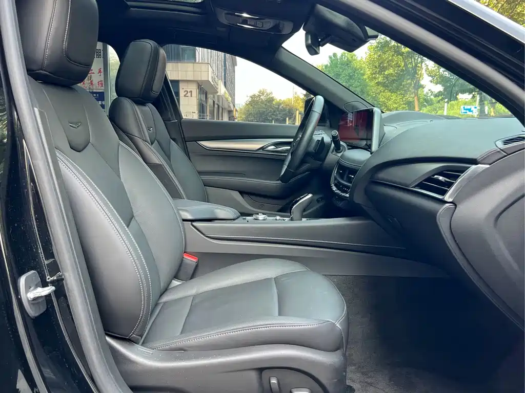 Cadillac CT5 — фото 11