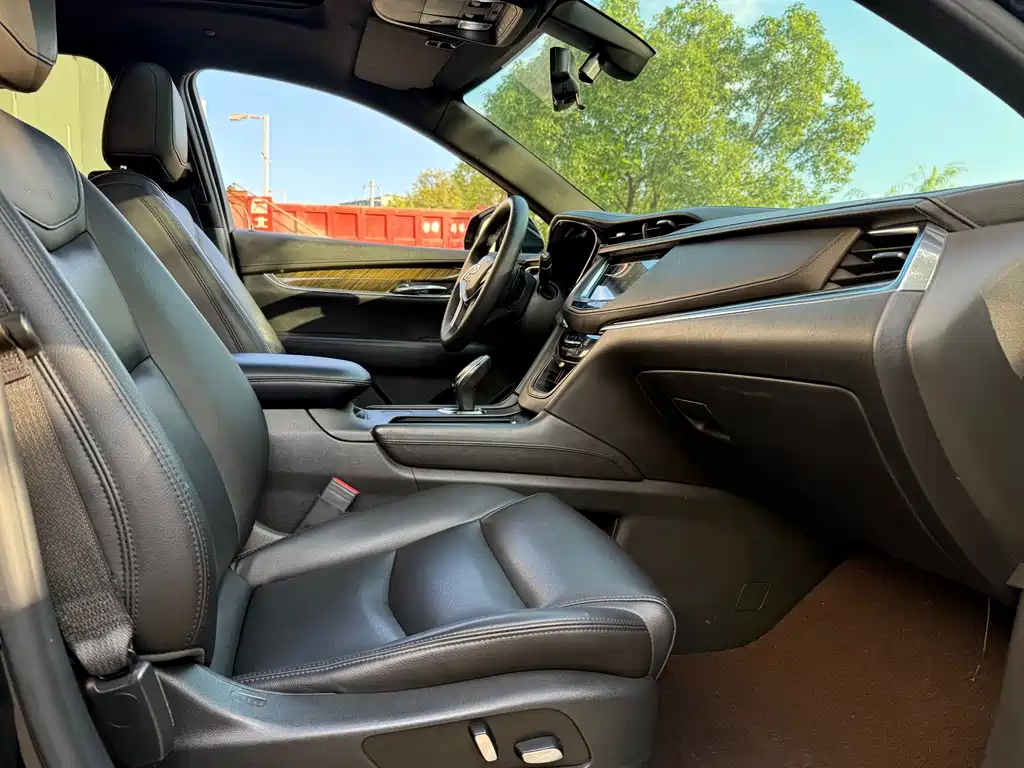 Cadillac XT5 — фото 21