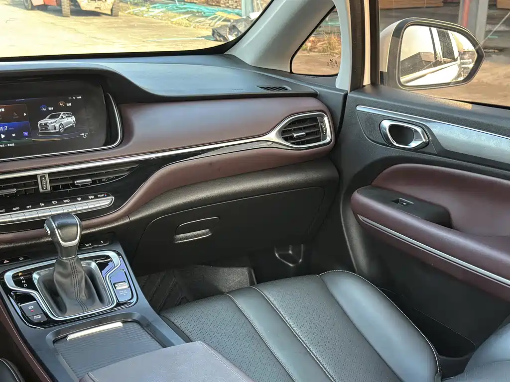 GAC Motor Trumpchi M6 — фото 17