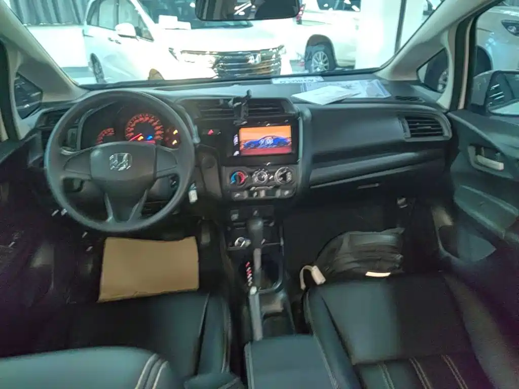 Honda Fit — фото 10