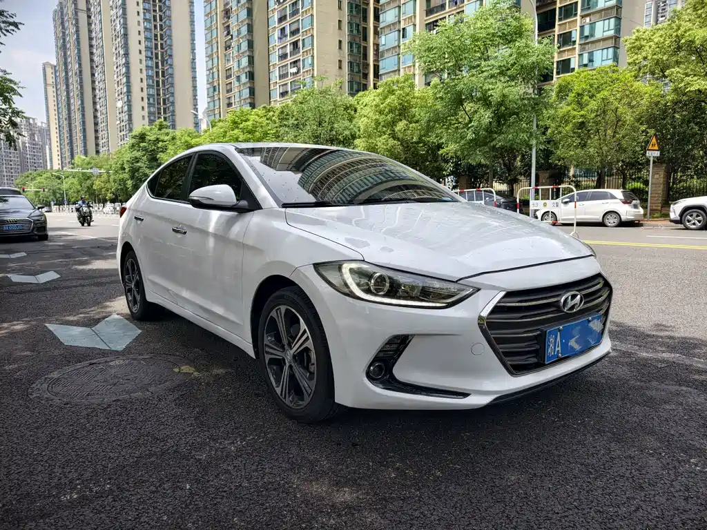 Hyundai Elantra — фото 2